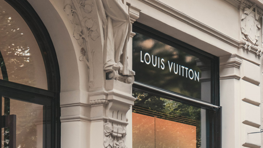 Powering the Luxury Industry with Blockchain Technology: LVMH, ConsenSys  and Microsoft announce AURA - RFID Card